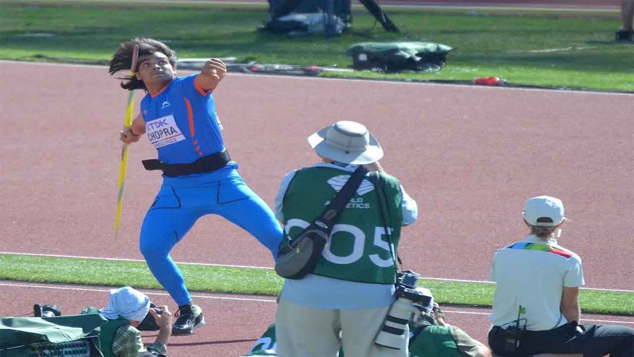 వ‌ర‌ల్డ్ అథ్లెటిక్స్.. జావెలిన్ త్రో ఫైన‌ల్లోకి నీర‌జ్ చోప్రా, రోహిత్‌