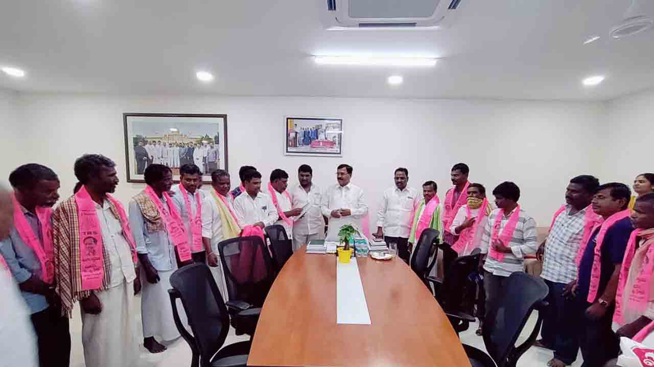 మంత్రి నిరంజన్‌ రెడ్డి సమక్షంలో.. టీఆర్‌ఎస్‌లో చేరికలు
