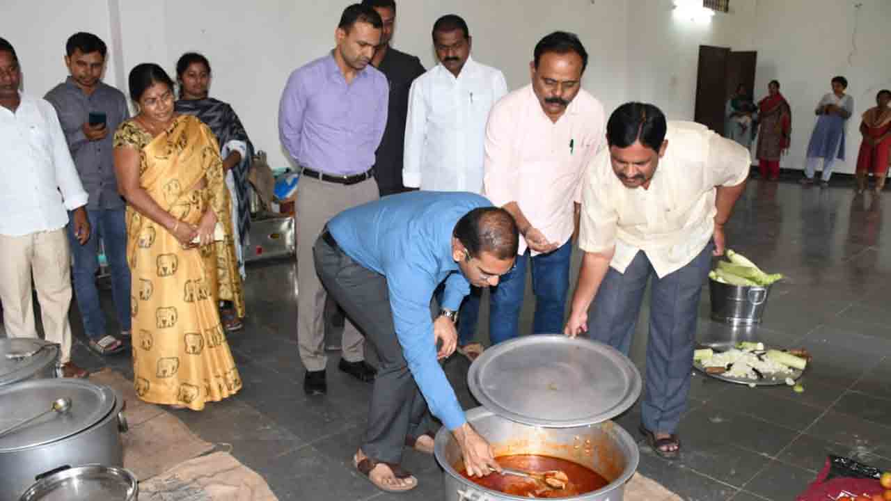 విద్యార్థులకు రుచికరమైన భోజనం అందించాలి : కలెక్టర్ ముషర్రఫ్  ఫారుఖీ
