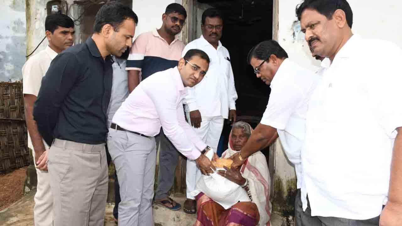 వరద బాధితులకు సరుకులు పంపిణీ చేసిన కలెక్టర్‌ ముషర్రఫ్ ఫారుఖీ