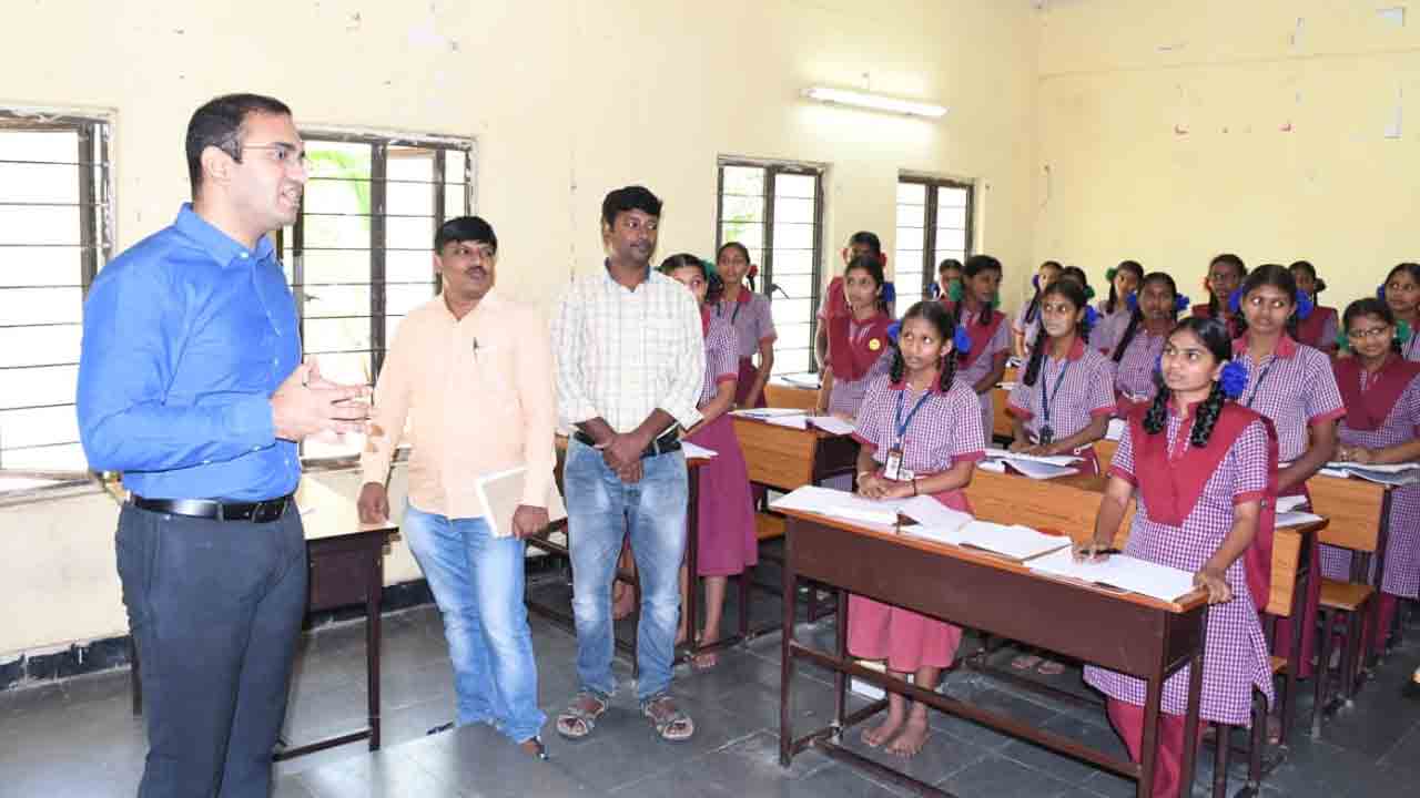 జూనియర్ కాలేజీని ఆకస్మిక తనిఖీ చేసిన కలెక్టర్‌ ముషార్రఫ్