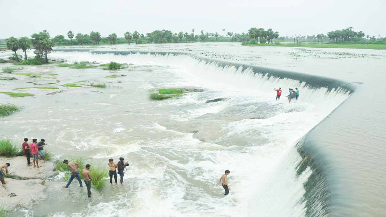 వదలని వాన..వణికిస్తున్న చలి