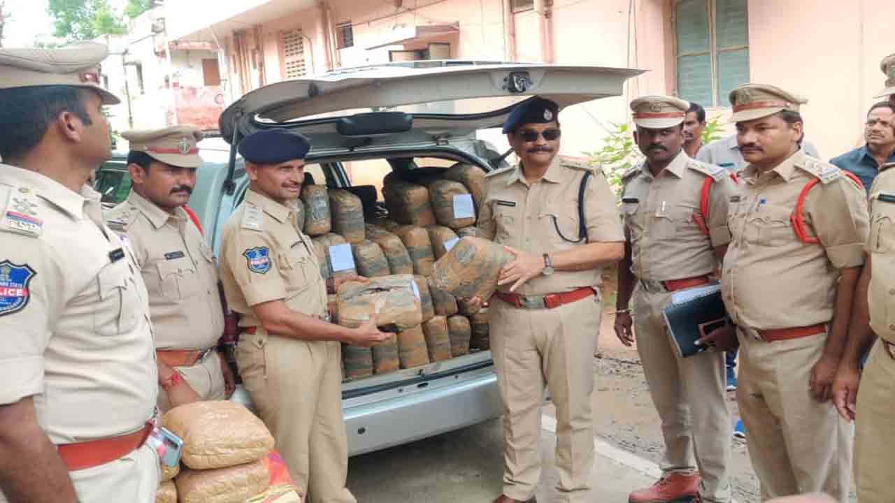 10 కిలోల గంజాయి పట్టివేత