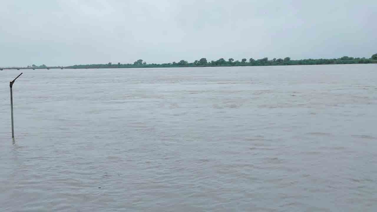 వరద నీటిలో మునిగిపోయిన పురాతన శివాలయం