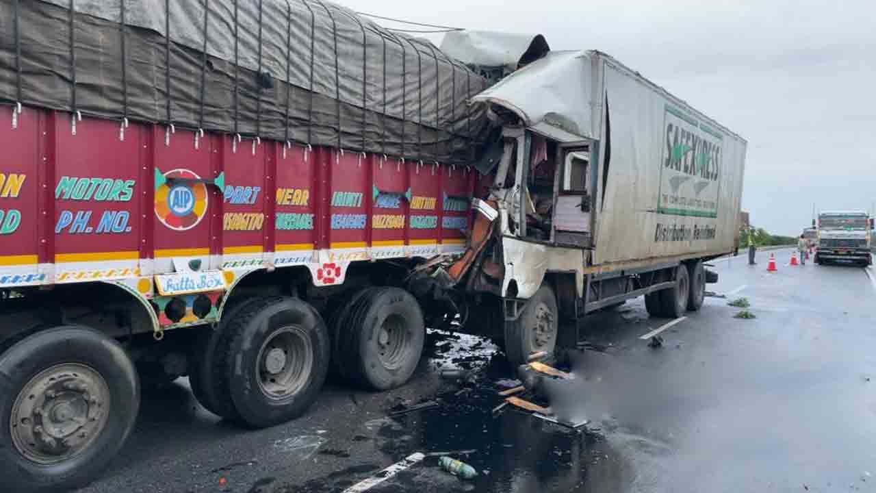 బాల్కొండలో ఆగిఉన్న లారీని ఢీకొట్టిన కంటైనర్‌.. ఇద్దరు దుర్మరణం