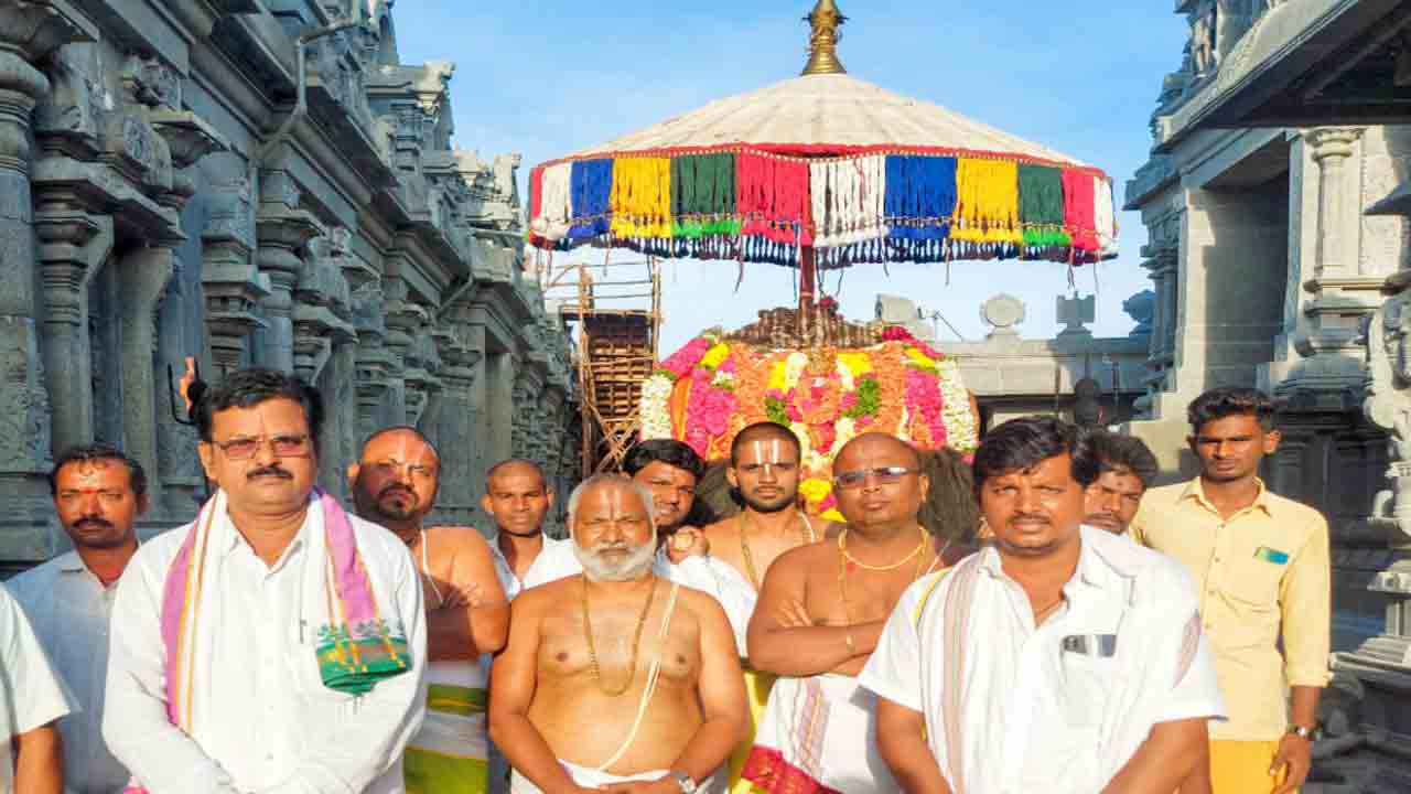 ఆండాళ్ అమ్మవారికి ఊంజల్ సేవ