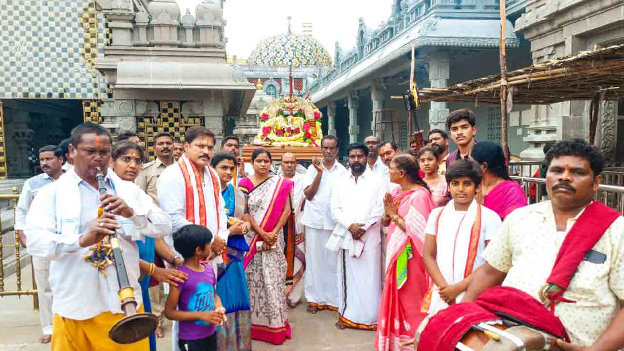 స్పటిక లింగానికి అభిషేకం