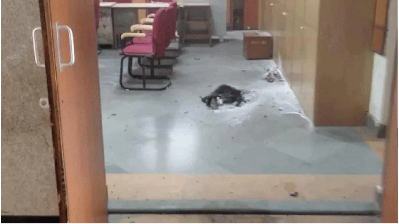 సివిల్ కోర్టులో పేలుడు : కానిస్టేబుల్‌కు గాయాలు