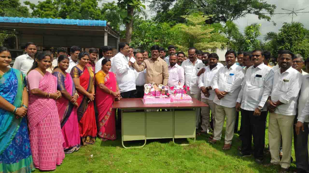 ఎమ్మెల్యే సుదర్శన్‌ రెడ్డి ఆధ్వర్యంలో ఘనంగా కేటీఆర్‌ పుట్టిన రోజు వేడుకలు