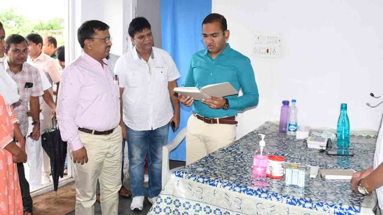 పీహెచ్సీలను ఆకస్మికంగా తనిఖీ చేసిన కలెక్టర్ ముషర్రఫ్ ఫారుఖీ