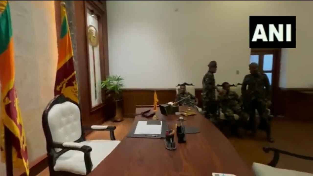 శ్రీలంక ప్ర‌ధాని చైర్ వ‌ద్ద సైనికుల ర‌క్ష‌ణ‌.. వీడియో