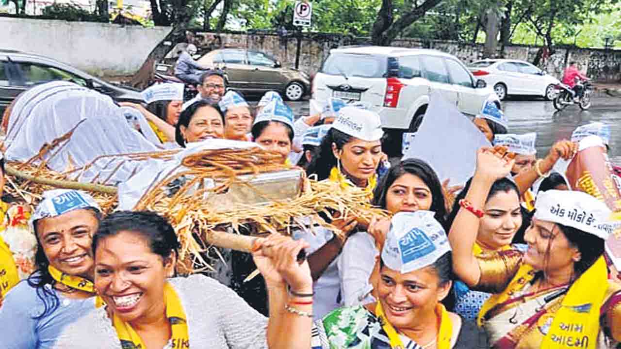 గుజరాత్‌లో గ్యాస్‌ ధరకు వ్యతిరేకంగా నిరసన