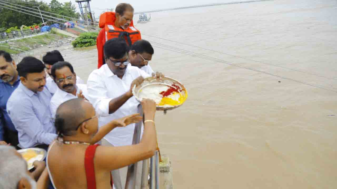 గోదారమ్మా శాంతించు.. మంత్రి పువ్వాడ ప్రత్యేక పూజలు