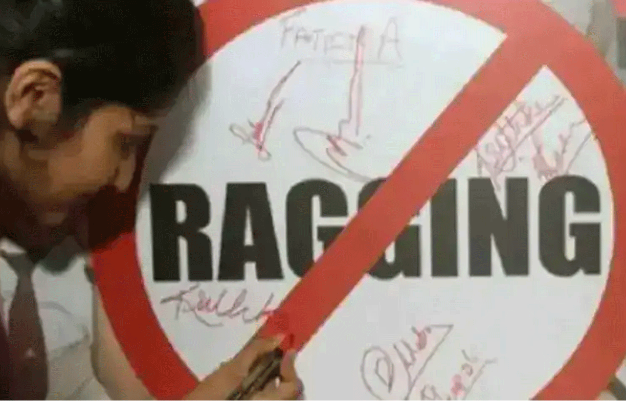 అస‌హ‌జ శృంగారం..విద్యార్ధినుల‌కు వేధింపులు : సీనియ‌ర్ల‌పై ఫ్రెష‌ర్స్‌ ఫిర్యాదు