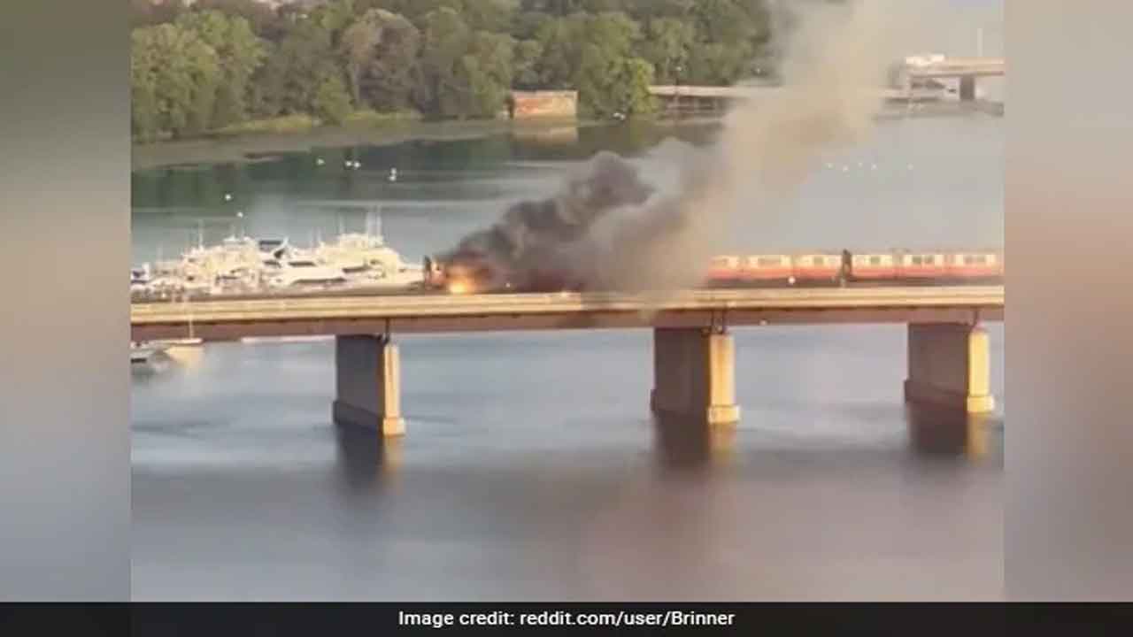 రైలులో మంట‌లు.. న‌దిలో దూకిన మ‌హిళ‌.. వీడియో