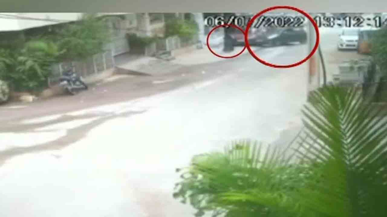 రాజేంద్రనగర్‌లో దారుణం.. రోడ్డుపై వెళ్తున్న యువతిని కారుతో ఢీకొట్టి.. వీడియో