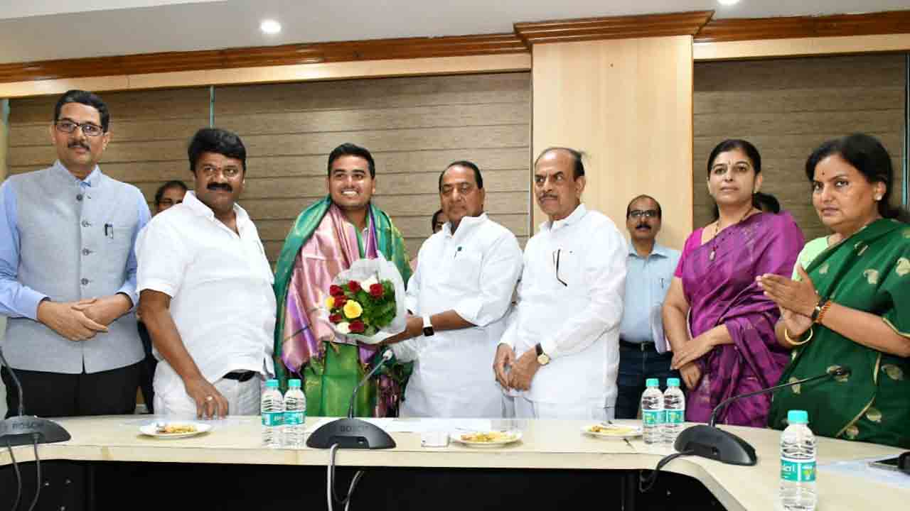 ఐఎఫ్ఎస్ ర్యాంక‌ర్ రాజును స‌న్మానించిన మంత్రులు