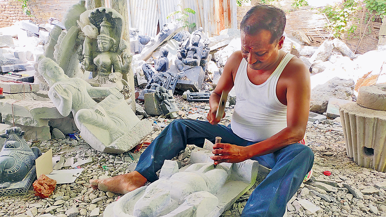 తెలంగాణ‌తో పాటు  పొరుగు రాష్ట్రాల్లోని ఆల‌యాల్లో ఉన్న దేవ‌తామూర్తుల విగ్ర‌హాలు అన్నీ ఇక్క‌డ త‌యారైన‌వే !!