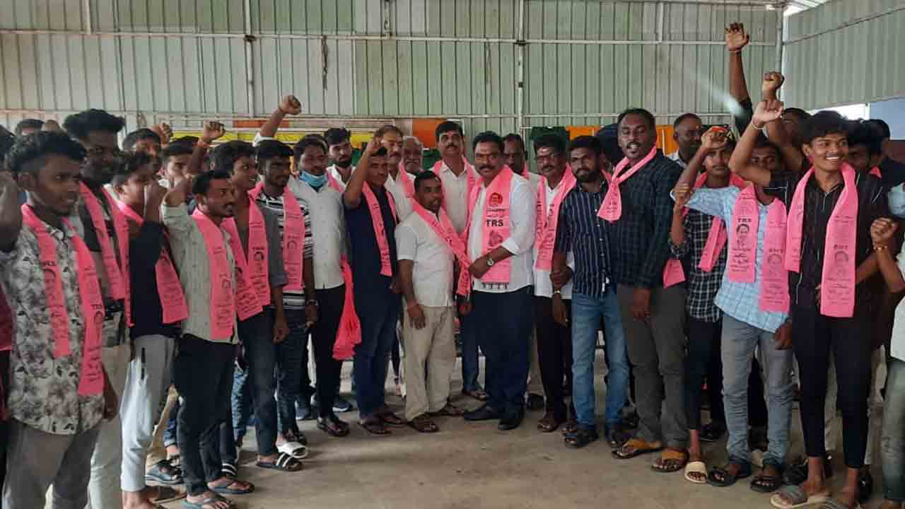 ఎమ్మెల్యే రవిశంకర్ సమక్షంలో.. బీజేపీ నుంచి టీఆర్‌ఎస్‌లోకి చేరికలు