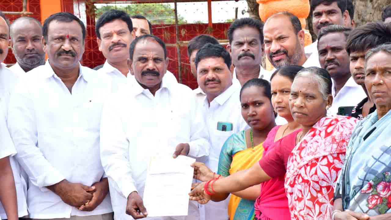 కార్యకర్తలను కంటికి రెప్పలా కాపాడుకుంటాం : ఎమ్మెల్యే యాదయ్య