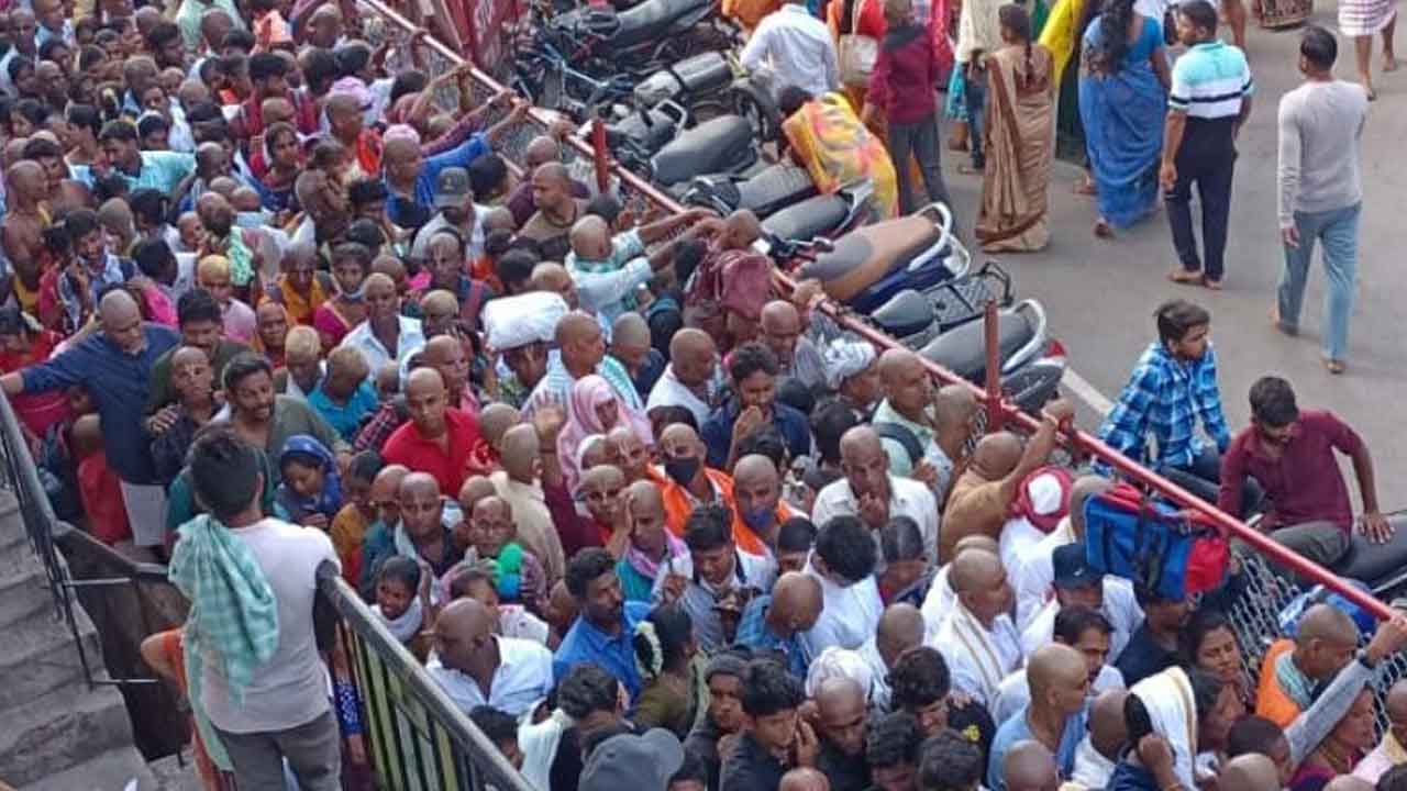 తిరుమలలో కొనసాగుతున్న భక్తుల రద్దీ