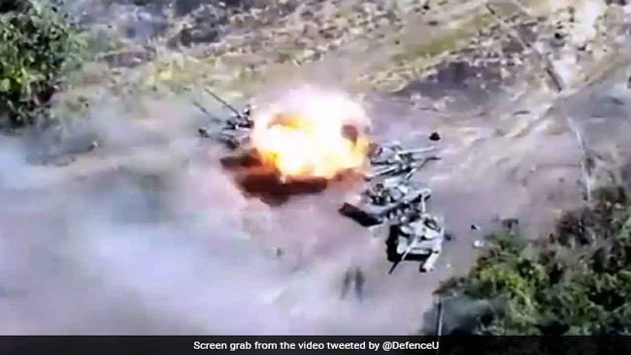ర‌ష్యా ట్యాంక్‌ల‌ను పేల్చేసిన ఉక్రెయిన్.. వీడియో