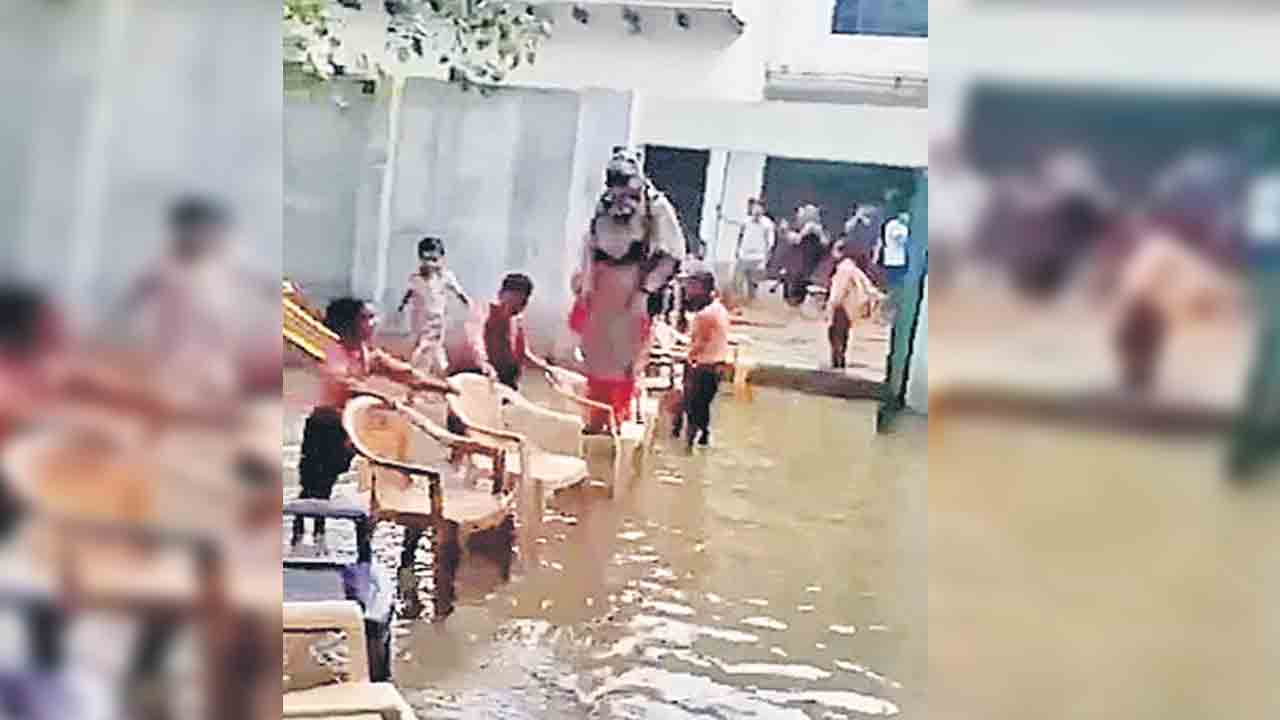 పిల్లలు నీటిలో..టీచర్‌ కుర్చీలపై..!