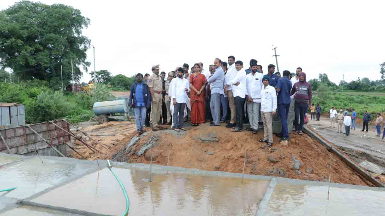 రోడ్ల మరమ్మతులు వెంటనే చేపట్టాలి : మంత్రి సబితా ఇంద్రారెడ్డి