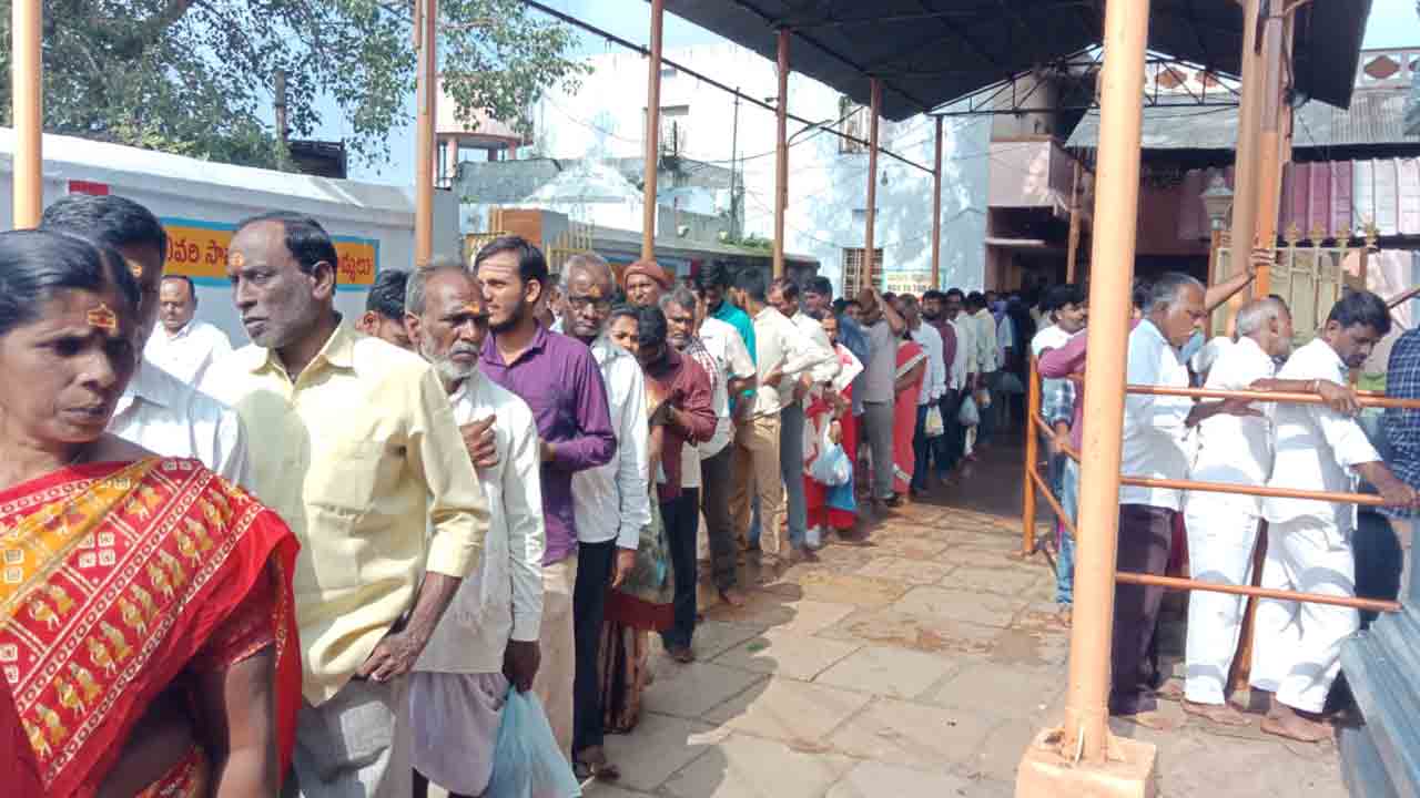 భక్తులతో కిటికిటలాడిన కేతకీ సంగమేశ్వరాలయం