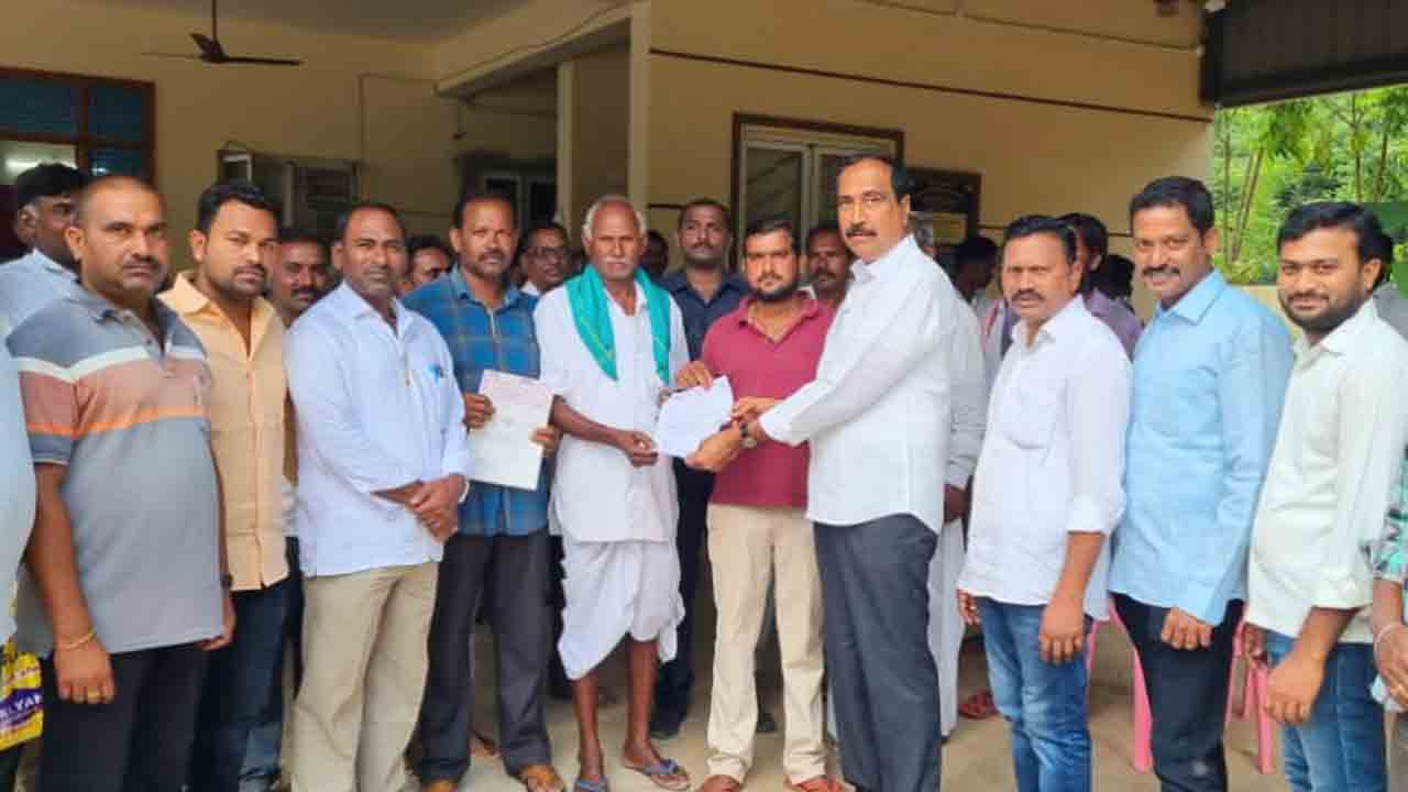 రూ.3 లక్షల ఎల్వోసీని అందజేసిన ఎమ్మెల్యే సంజయ్ కుమార్