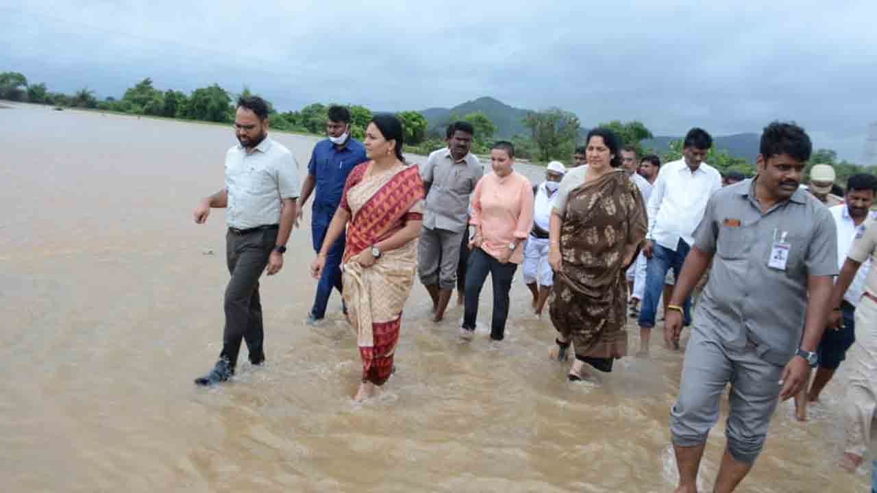 లోతట్టు ప్రాంత ప్రజలు అప్రమత్తంగా ఉండాలి : మంత్రి సత్యవతి