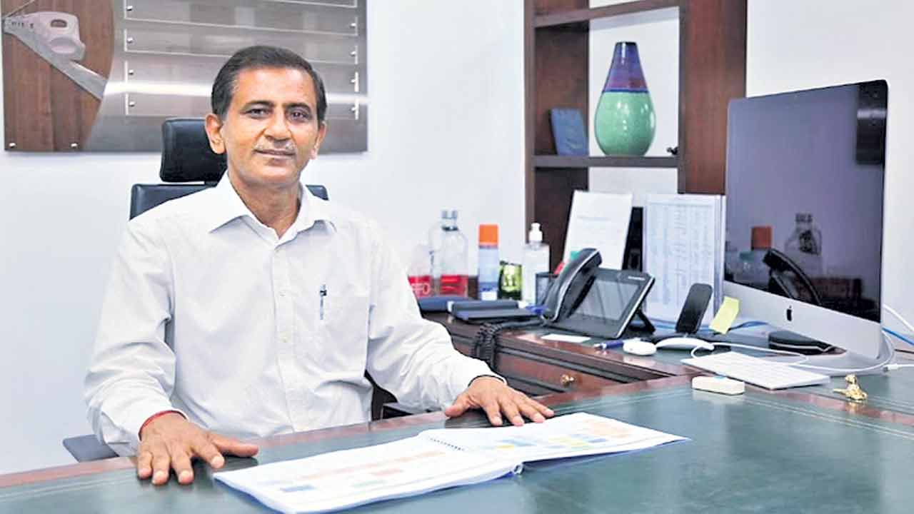 ‘బుల్లెట్‌ ట్రైన్‌’ బాస్‌ తొలగింపు