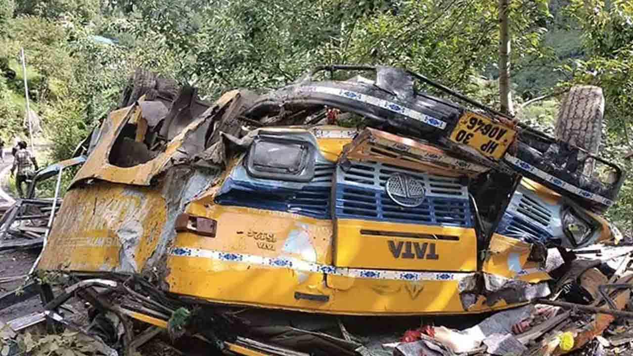 లోయలో పడిన బస్సు.. స్కూల్ పిల్లలు సహా 16 మంది దుర్మరణం