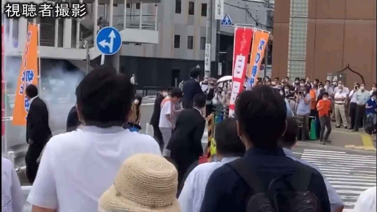 షింజో అబేని వెనుక నుంచి కాల్చాడు.. వీడియో వైర‌ల్‌