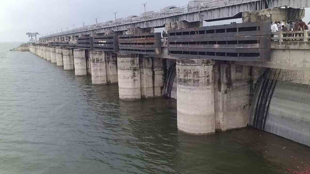 Singuru project | సింగూరు ప్రాజెక్టుకు కొనసాగుతున్న వరద