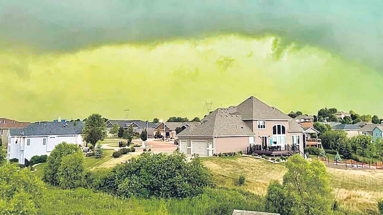 ఆకుపచ్చ రంగులో ఆకాశం