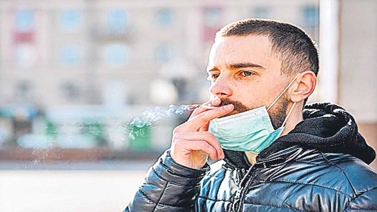 సిగరెట్‌ తాగి మాస్క్‌ పెడితే అంతే!
