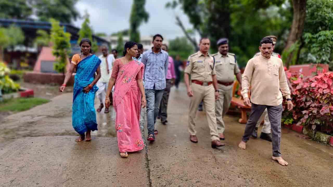 మార్లవాయిలో సీసీ కెమెరాలను ప్రారంభించిన ఎస్పీ సురేష్‌ కుమార్