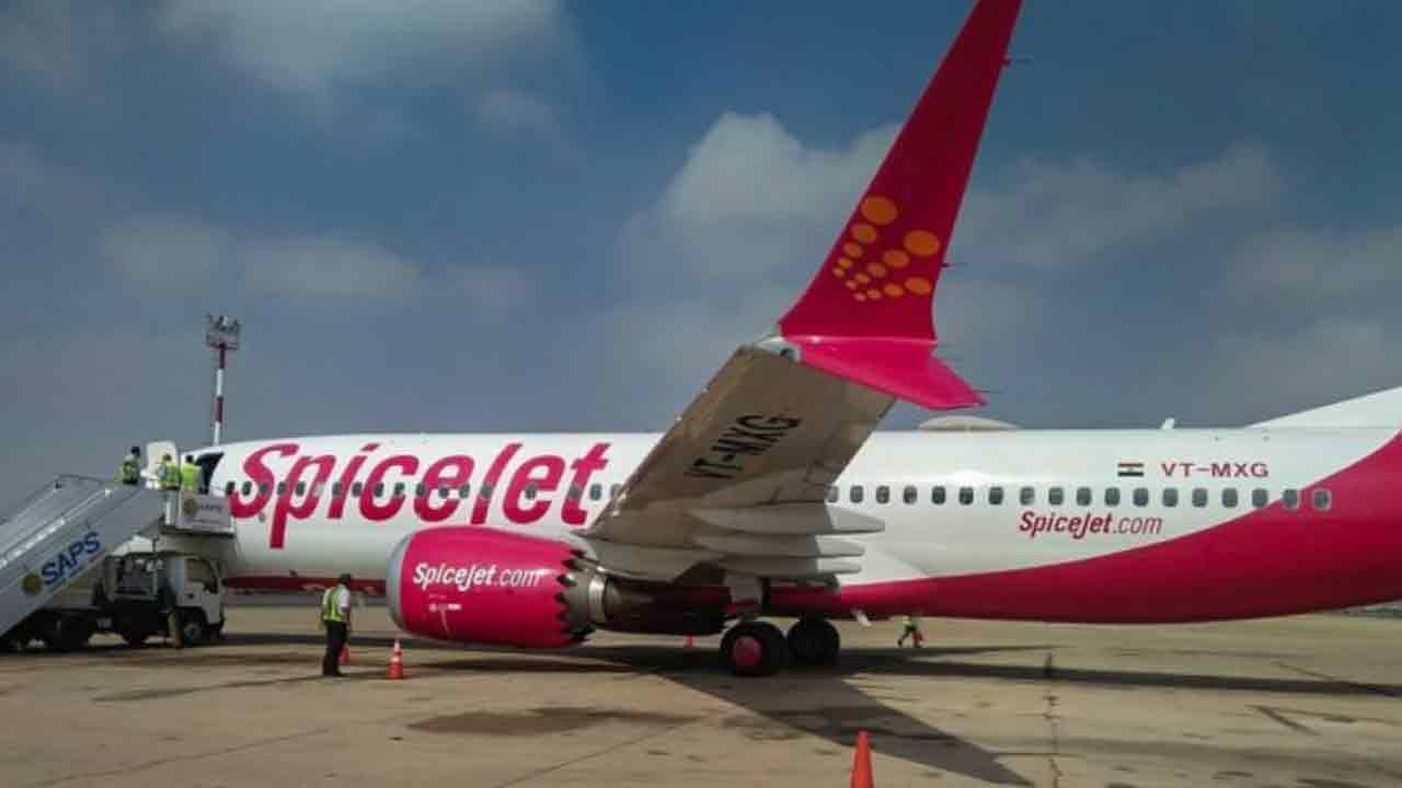 Fly At Your Own Risk:  మ‌ళ్లీ ట్ర‌బుల్ ఇచ్చిన‌ స్పైస్‌జెట్ ఎయిర్‌క్రాఫ్ట్‌.. మీమ్స్‌తో ఆడుకున్న నెటిజ‌న్స్‌!