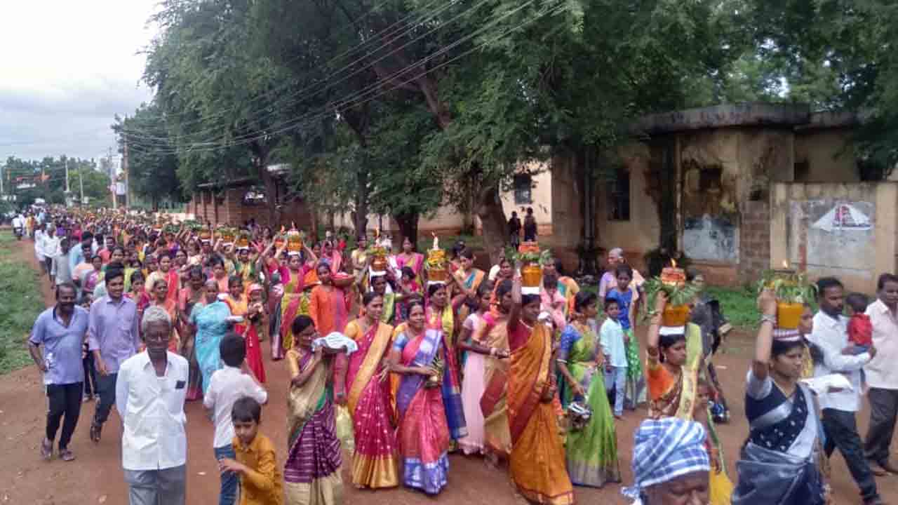 50 ఏండ్ల తర్వాత ఊరడమ్మకు బోనాలు..భారీగా తరలివచ్చిన భక్త జనం