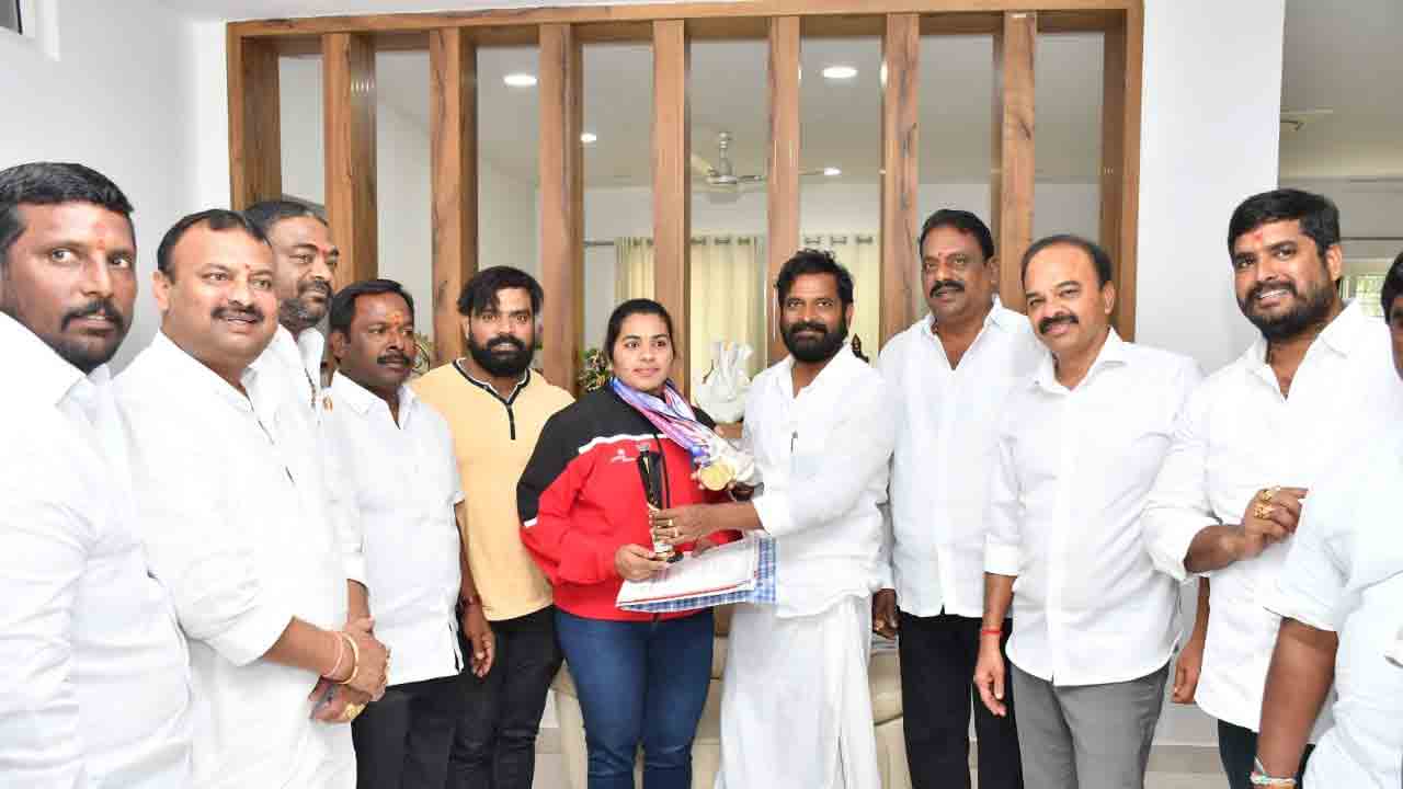 మల్లికా రాఘవేందర్ గౌడ్‌ను అభినందించిన మంత్రి  శ్రీనివాస్ గౌడ్