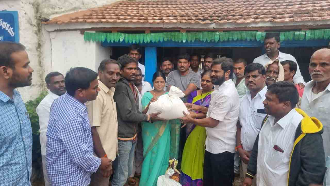 నిత్యావసర సరుకులు పంపిణీ చేసిన మంత్రి శ్రీనివాస్ గౌడ్‌