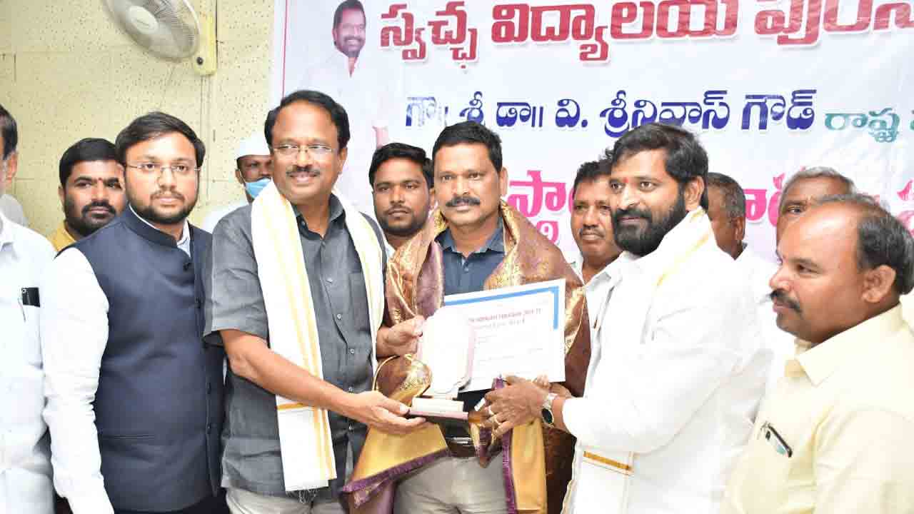 చదువుతోనే జీవితాలు బాగుపడతాయి : మంత్రి శ్రీనివాస్‌ గౌడ్‌