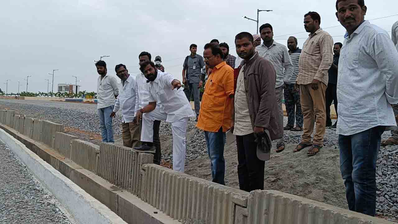 రైల్వే ప్లైఓవర్ బ్రిడ్జి నిర్మాణ పనులను పరిశీలించిన మంత్రి శ్రీనివాస్‌ గౌడ్‌