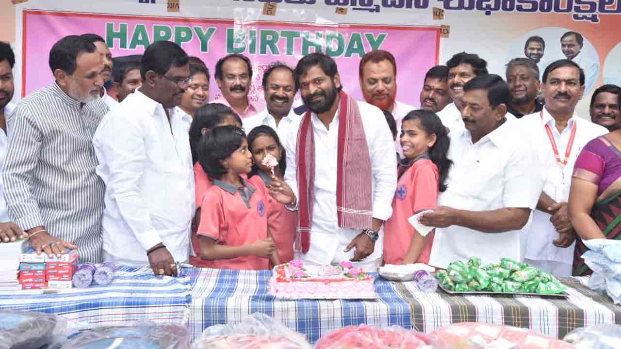KTR Birthday | సన్నిధి అనాధాశ్రమంలో నోట్‌బుక్స్‌ పంపిణీ చేసిన మంత్రి శ్రీనివాస్ గౌడ్‌