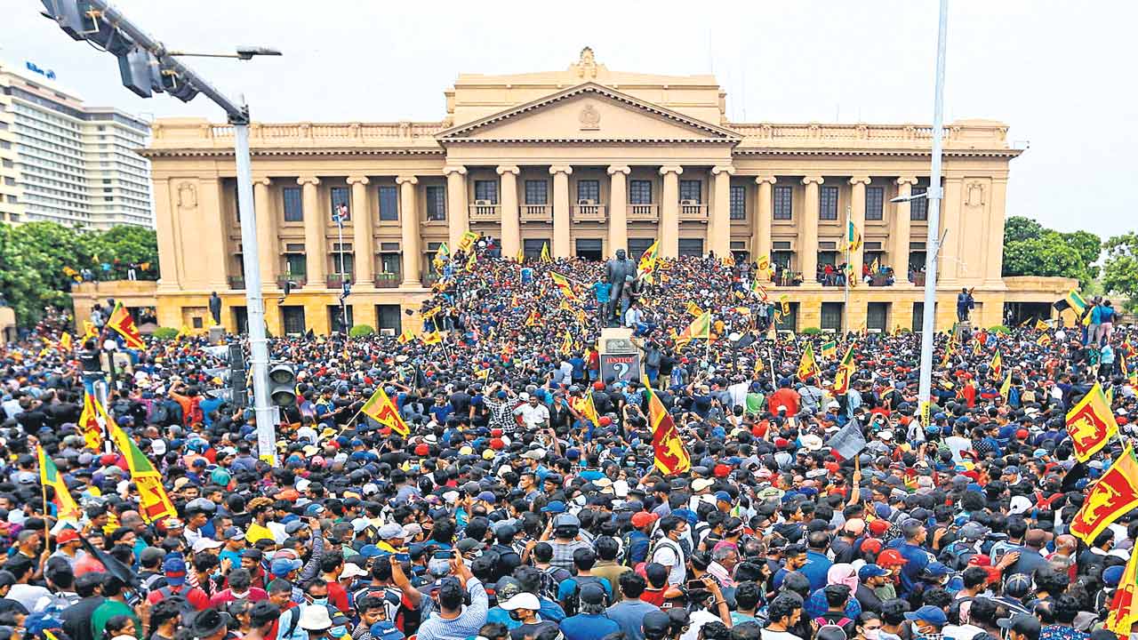 శ్రీలంక అధ్యక్షుడు పరార్.. ప్రధాని ఇంటికి నిప్పు