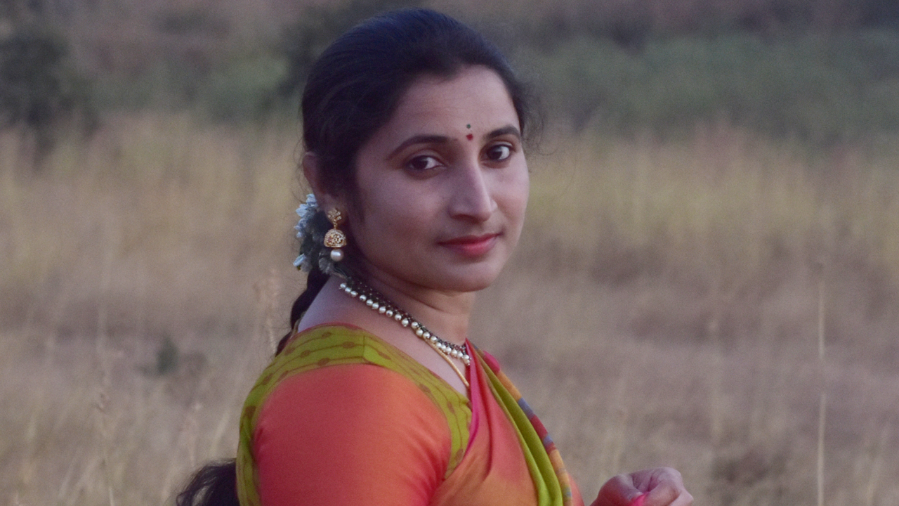 పాఠాల‌తో పాటు పాట‌లు నేర్పిస్తూ ప‌ల్లె పాట‌ల చిరునామాగా మారిందీమె !!