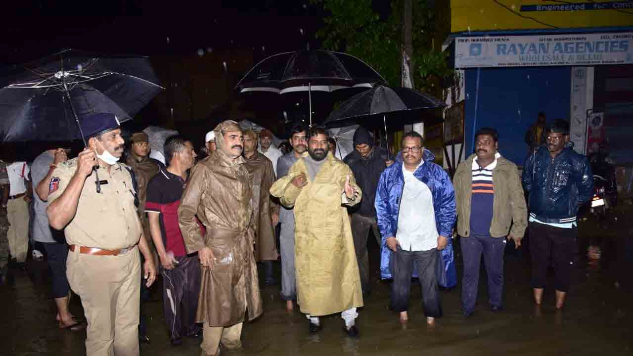 లోతట్టు ప్రాంతాల్లో పర్యటించిన మంత్రి శ్రీనివాస్ గౌడ్