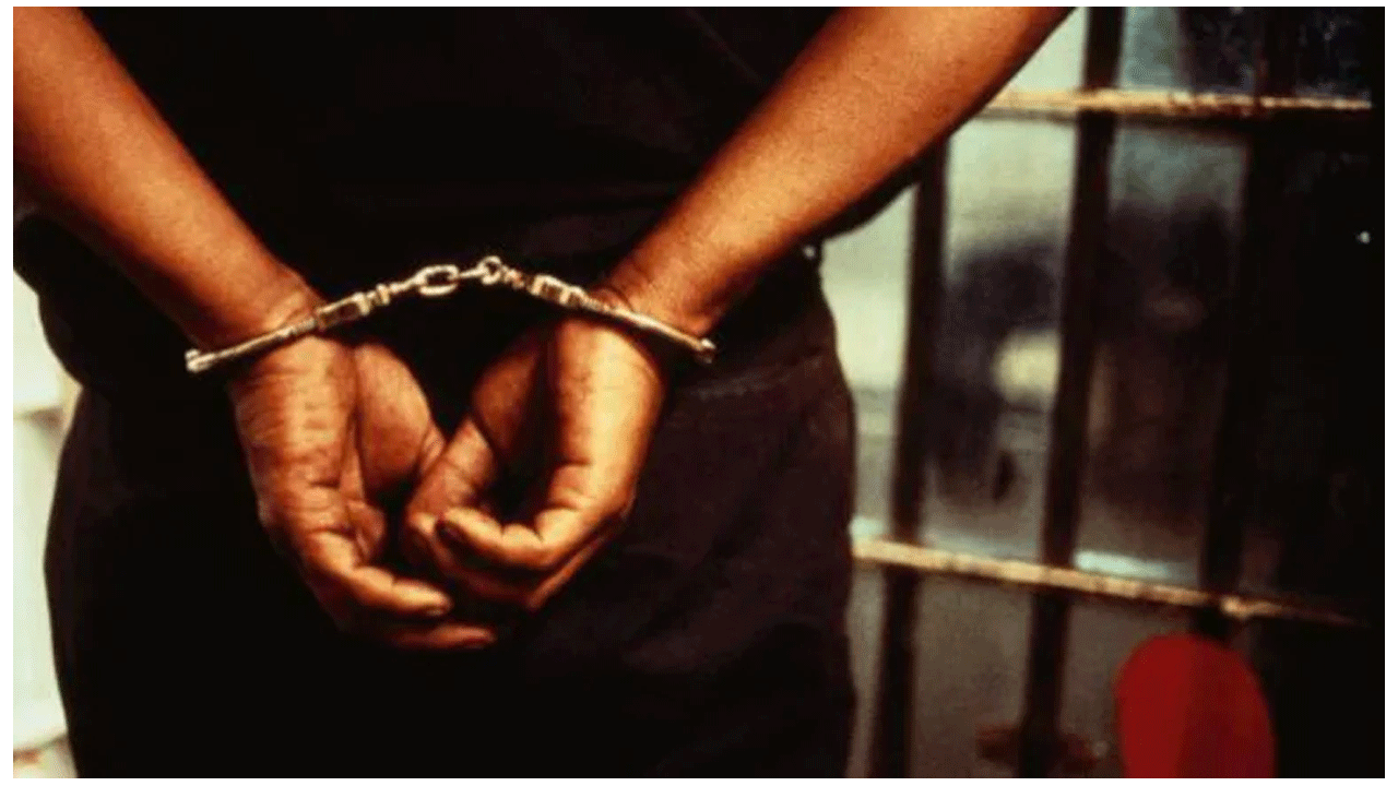 మ‌హిళ‌ల‌కు అశ్లీల వీడియోలు పంపిన వ్య‌క్తి అరెస్ట్