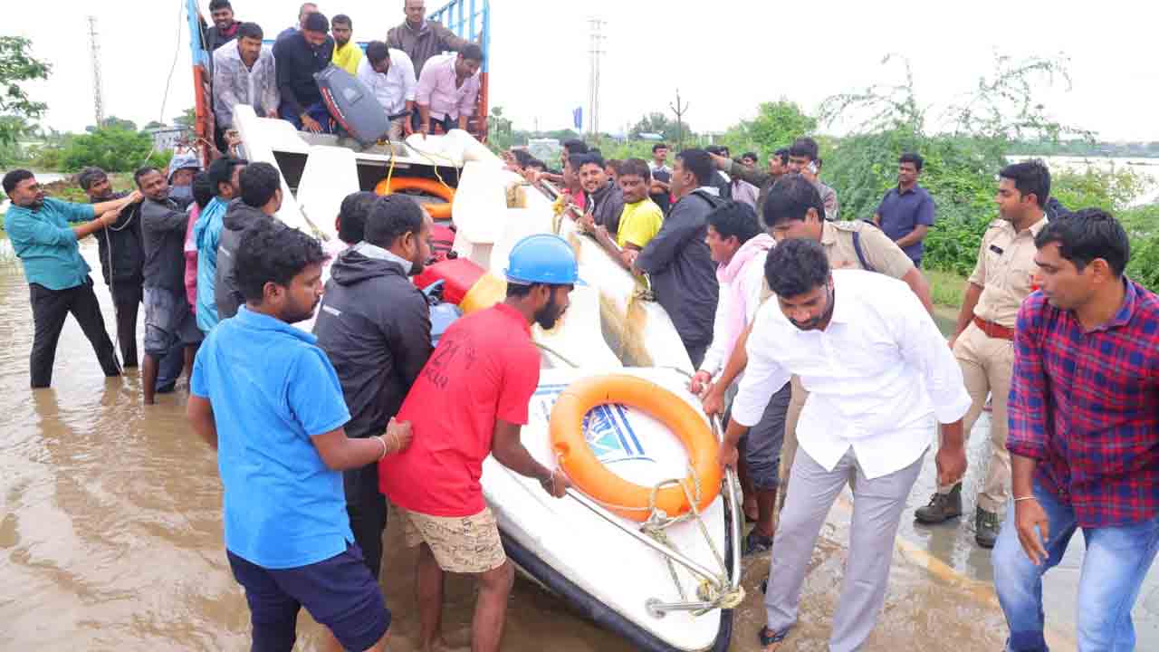 గోదావరి ఉధృతిని పరిశీలించిన ప్రభుత్వ విప్‌ బాల్క సుమన్‌